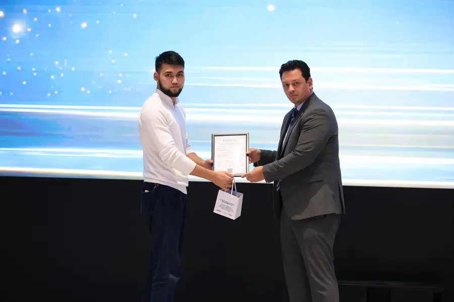 루슬란 술타노프 Uzinfocom 의료 디지털화 담당 이사가 ‘SEWPHC 통합 LIS 구축을 위한 기술이전 교육(심화과정)’ 수료자에게 수료증을 전달하고 있다.