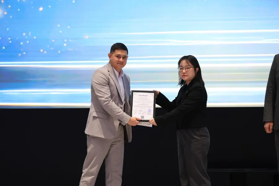  박성민 KOICA 우즈베키스탄 사무소 부소장이 ‘SEWPHC 통합 LIS 구축을 위한 기술이전 교육(심화과정)’ 수료자에게 수료증을 수여하고 있다.