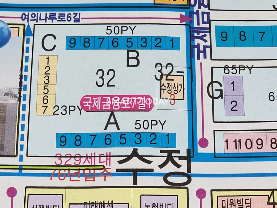 수정아파트 상가 내 부동산에 걸린 여의도 수정아파트 재건축 지구 일대 지도. 출처=김종현 기자