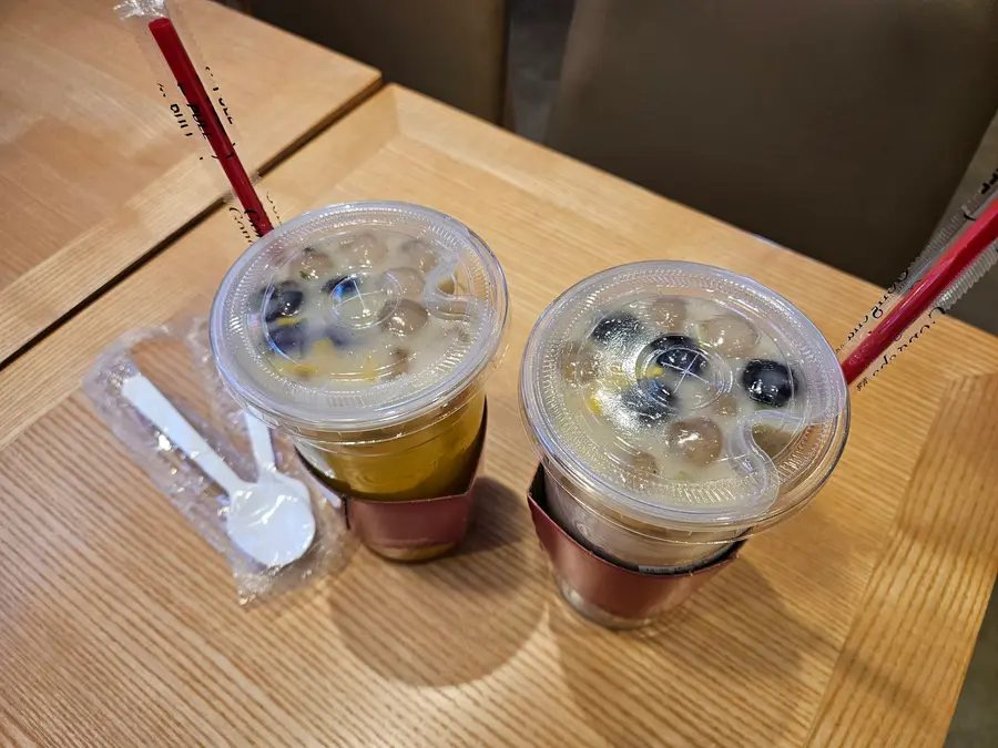 사리곰탕 펄국+블랙 밀크티(오른쪽), 사리곰탕 펄국+망고 요구르트. (사진=황태규 기자)