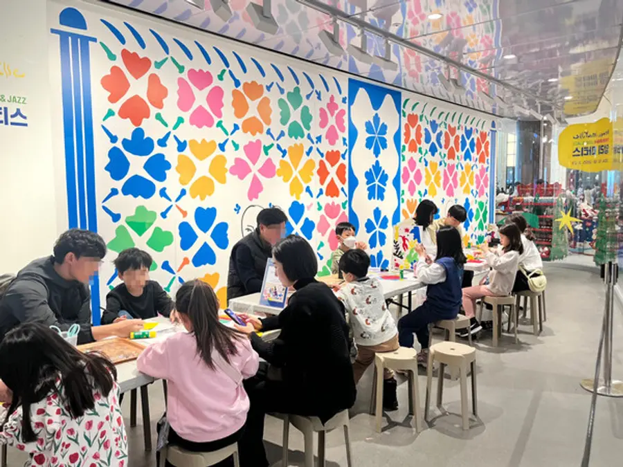 대전신세계 앙리마티스 전시회에서 앙리 마티스의 컷 아웃 기법을 체험하고 있는 고객들 (사진제공=신세계백화점)