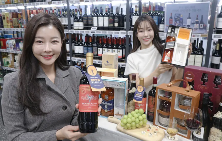 이마트 용산점에서 모델들이 ‘이마트 와인&위스키 선물세트’ 상품들을 소개하고 있다. (사진제공=이마트)