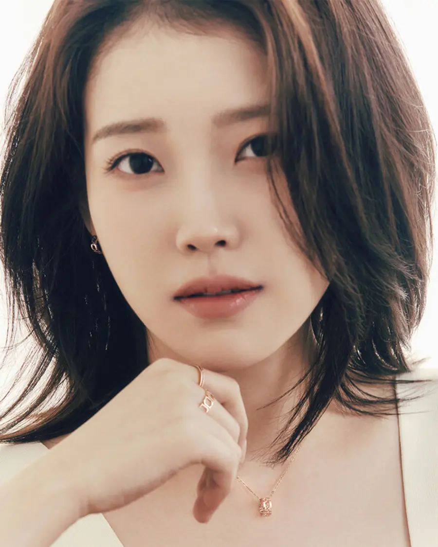 아이유와 함께한 제이에스티나 신년 캠페인 화보 (사진제공=제이에스티나)