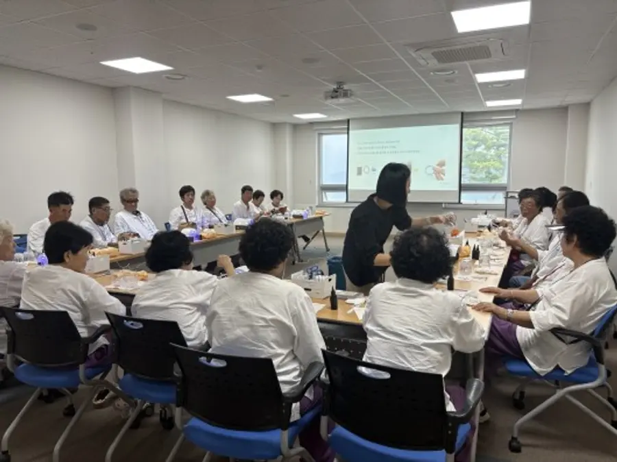 복권기금으로 운영되는 전라남도 마음건강치유센터의 ‘마음의 온기’ 프로그램에 참여한 참가자들의 모습 [사진=전라남도 마음건강치유센터]