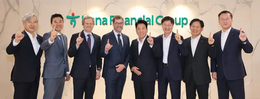 함영주 회장(오른쪽 네 번째), 이승열 부회장(오른쪽 세 번째), 강성묵 부회장(오른쪽 두 번째), 존 코노턴 베인캐피탈 글로벌 CEO(왼쪽 네 번째), 데이비드 그로스 베인캐피탈 공동대표(왼쪽 세 번째), 이정우 베인캐피탈 한국대표(왼쪽 두 번째)가 지난 17일 서울 중구 을지로 하나금융그룹 명동 사옥에서 기념 촬영을 하고 있다. [출처: 하나금융그룹]