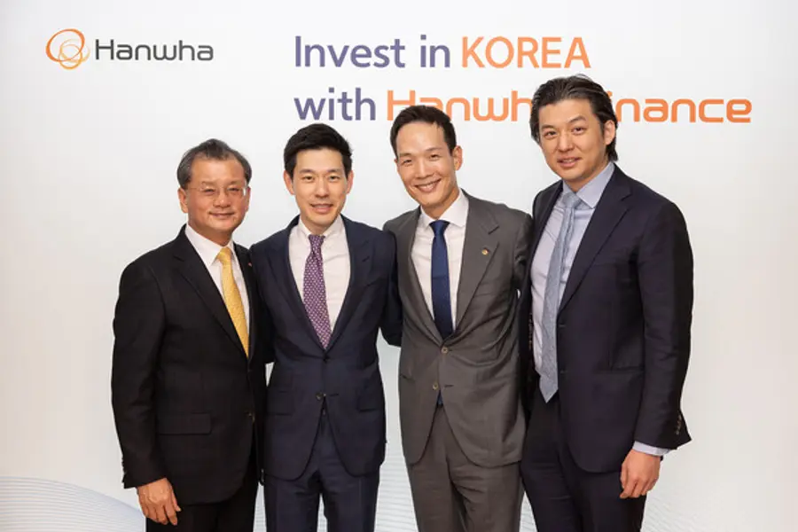 한화생명과 셀라돈 파트너스가 22일(현지시간) 스위스에서 열린 세계경제포럼에서 아시아 시장 진출 확대를 위한 MOU를 체결했다. 왼쪽부터 한화생명 여승주 부회장, 애셔 슈 셀라돈파트너스 전무, 한화생명 김동원 사장, 도날드 탱 셀라돈파트너스 대표이사다. [출처: 한화생명]