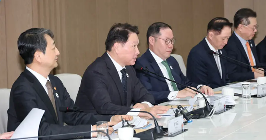 최태원 대한상의 회장(왼쪽 2번째)이 APEC CEO 서밋 추진위원회 출범식에서 인사말을 하고 있다.