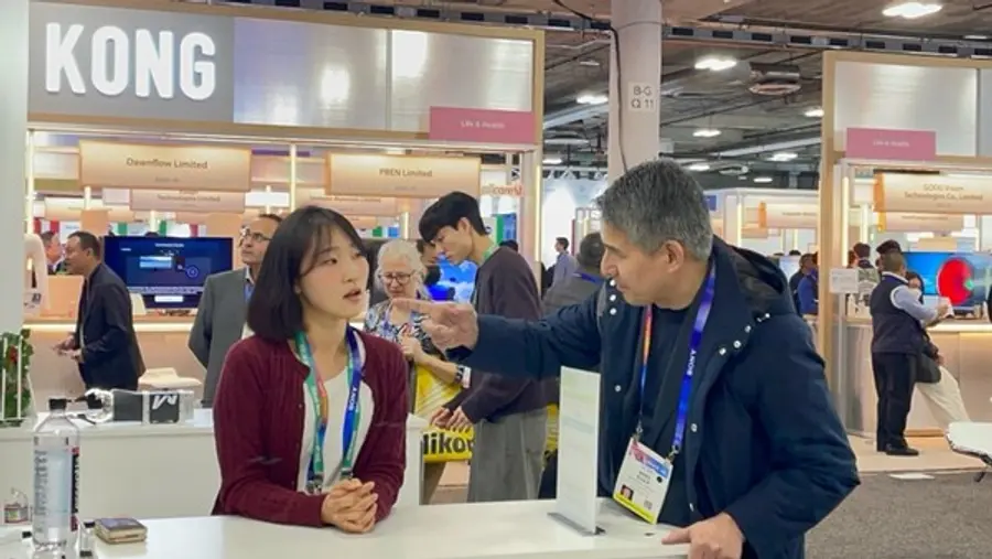 * 부스 방문객에게 설명하는 필자. "내년 CES 행사에 또 참석하고 싶어요.." 