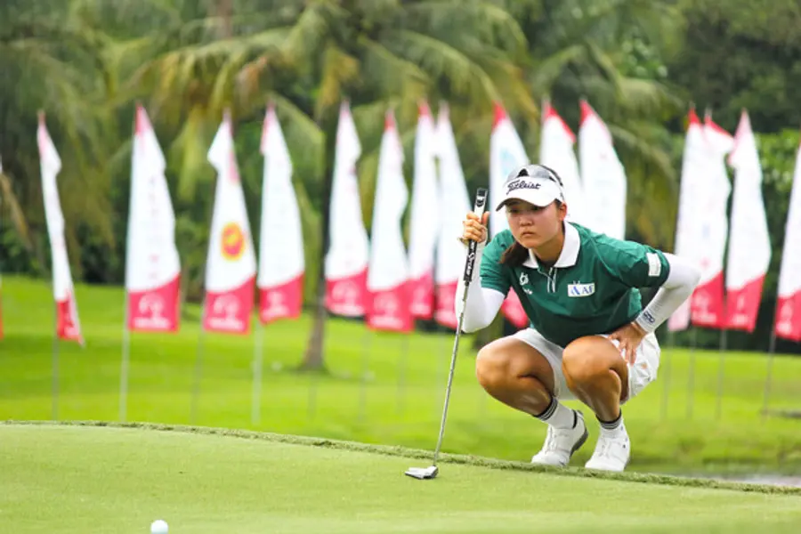 KLPGA 2025 드림투어 인도네시아 여자오픈 18번홀에서 퍼팅 라이를 살피는 황유나 (사진제공=아시아골프리더스포럼)