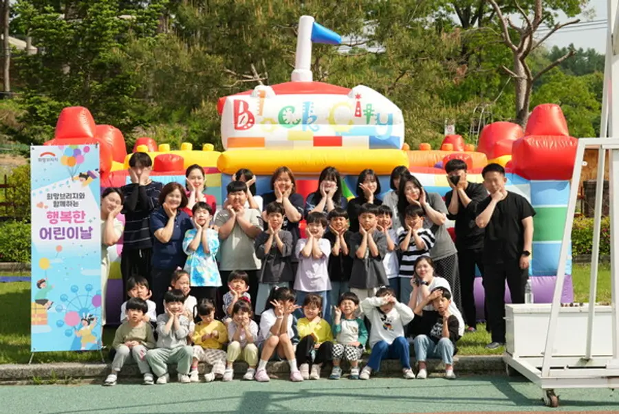 김은숙 작가와 윤하림 대표가 지난해 5월 어린이 날을 맞아 강원도와 경상북도의 아동양육시설 10개 기관의 아이들 350여명이 직접 고른 특별한 선물을 전달했다. (사진제공=희망브리지)