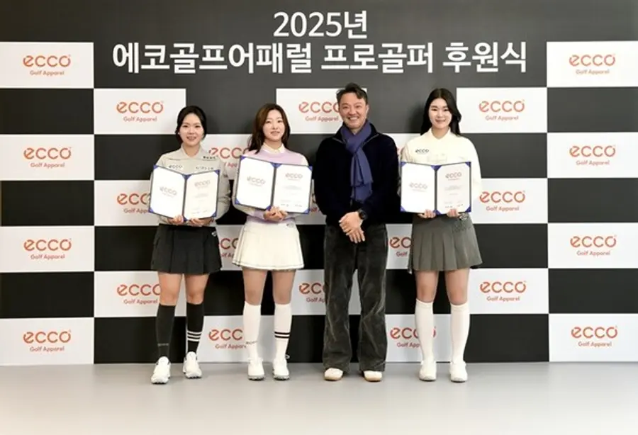 SJ그룹 이주명 대표(오른쪽 2번째)가 팀 에코 KLPGA 투어 소속 선수들과 기념촬영을 하고 있다. (사진제공=SJ그룹)