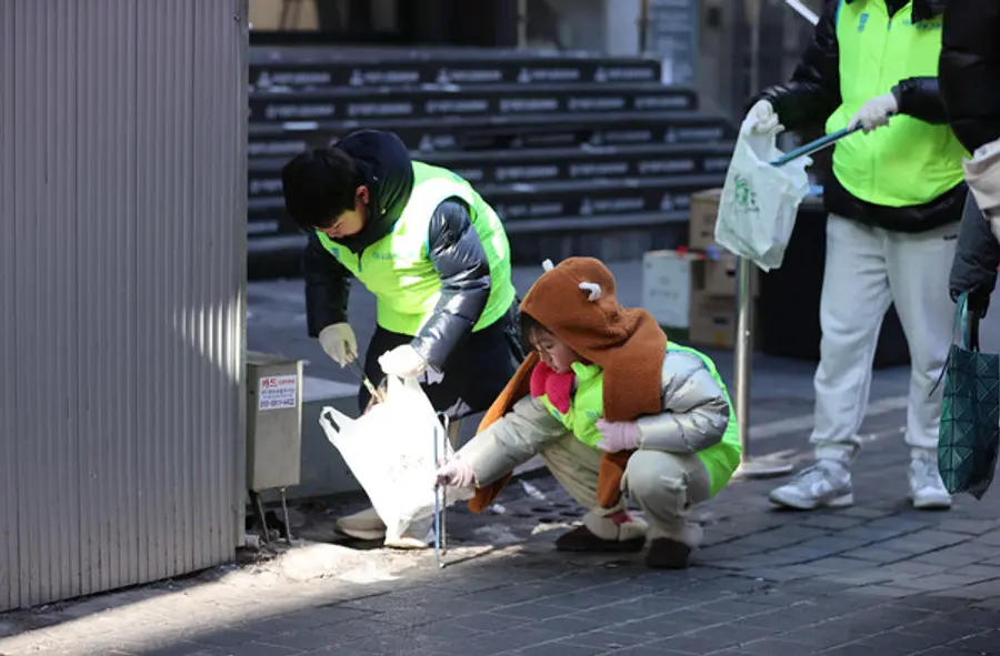 하나금융 임직원과 그 가족이 지난 8일 명동 거리상권에서 쓰레기를 줍고 환경정비를 했다. [출처: 하나금융그룹]