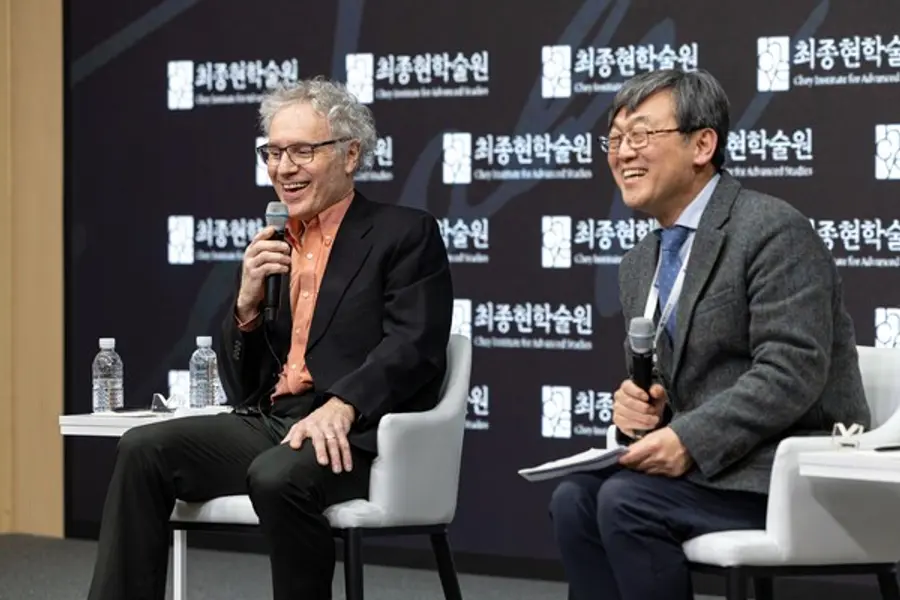 2024년 노벨 생리의학상 수상자인 빅터 앰브로스 매사추세츠대 교수(사진 왼쪽)가 7일 최종현학술원(서울 강남구 한국고등교육재단빌딩)의 초청 강연에서 이준호 서울대 교수(오른쪽)와 대담하고 있다.