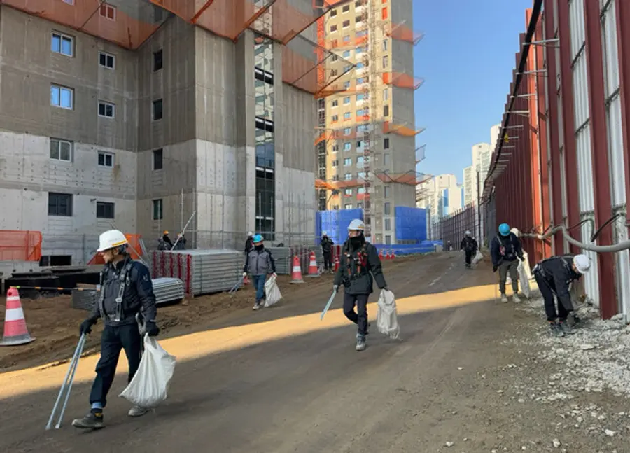호반건설 건설현장의 3無3行 청결문화 운동을 진행하고 있는 모습 (사진제공=호반건설)