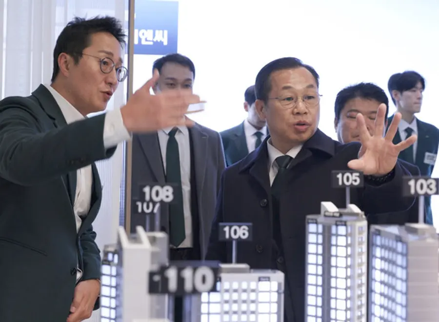 정희민 포스코이앤씨 사장이 '성남 은행주공' 수주현장을 찾아 현황을 점검하고 있다. (사진=포스코이앤씨)