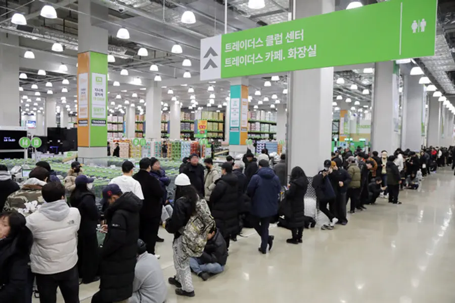이마트 마곡점이 오픈 첫날 쇼핑객들로 긴 대기줄이 형성됐다. (사진제공=이마트)