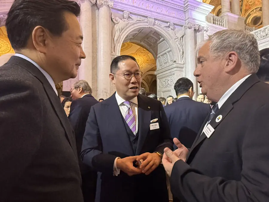 조현상 HS효성 부회장이 조현동 주미대사, 맷 머레이 미국 APEC 대사를 만나 양국 협력 방안을 논의하고 있다. (왼쪽부터)조현동 주미대사, 조현상 HS효성 부회장, 맷 머레이 미국 APEC 대사 (사진=HS효성) 