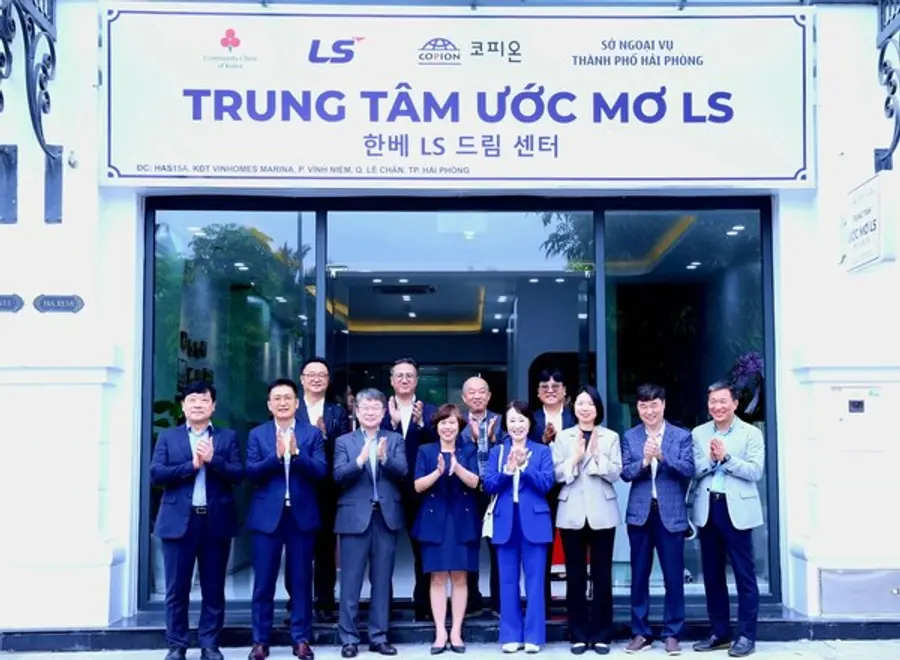  * 지난해 5월, 베트남 하이퐁에서 열린 'LS 드림센터' 개소식에서 (주)LS 안원형 사장(앞줄 왼쪽에서 3번째) 등 주요 관계자들이 기념 촬영을 하고 있다.