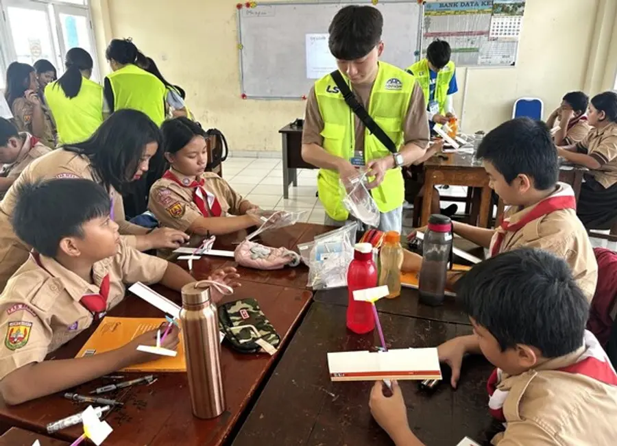  * 지난해 8월, LS 대학생 해외봉사단 27기 단원들이 인도네시아 단비 초등학교에서 학생들을 대상으로 과학키트 만들기 체험학습을 진행하고 있다.