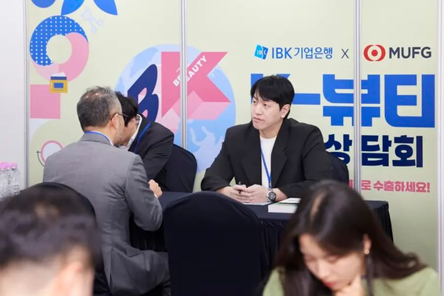 K-뷰티 수출상담회에서 중소기업 관계자가 상담하고 있다. [출처: IBK기업은행]