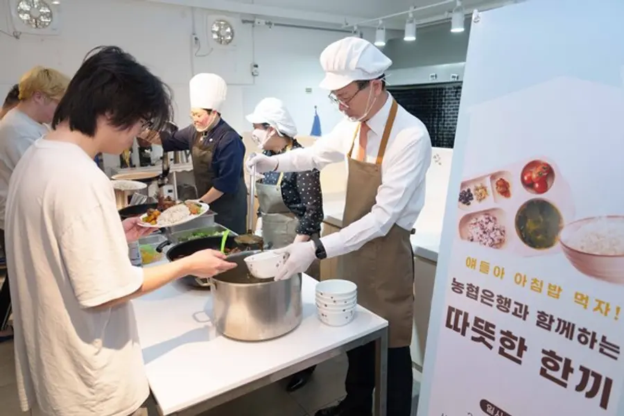 신영숙 여성가족부 차관(오른쪽 두 번째)과 강태영 농협은행장(오른쪽 첫 번째)이 지난 21일 서울시립 신림남자단기청소년쉼터에서 배식 봉사를 하고 있다. [출처: NH농협은행]