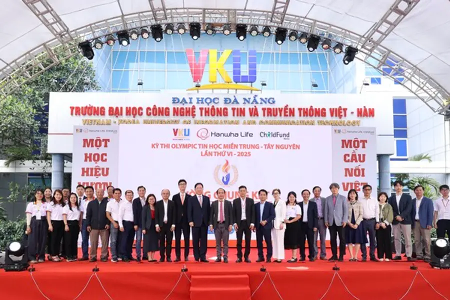 후잉 꽁 팝 한-베 ICT대학교 총장(가운데), 홍정표 한화생명 커뮤니케이션실장 등 이번 제6회 베트남 정보올림피아드 주요 관계자들이 기념촬영을 하고 있다. [출처: 한화생명]