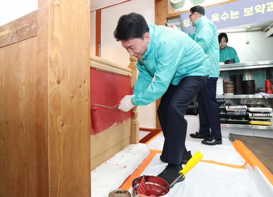 함영주 회장이 지난 26일 화재 피해를 입은 소상공인 사업장에서 계단 난간에 페인트를 칠하고, 실내 보수 봉사를 펼쳤다. [출처: 하나금융그룹]