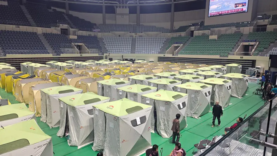 경북 안동체육관에 산불 이재민을 위한 임시대피소가 마련됐다. SK하이닉스 후원으로 제작된 희망브리지 구호텐트 140동이 긴급 설치됐으며, 텐트는 3~4인용으로 온기를 더하기 위해 바닥매트를 함께 구성했다. (사진=희망브리지)