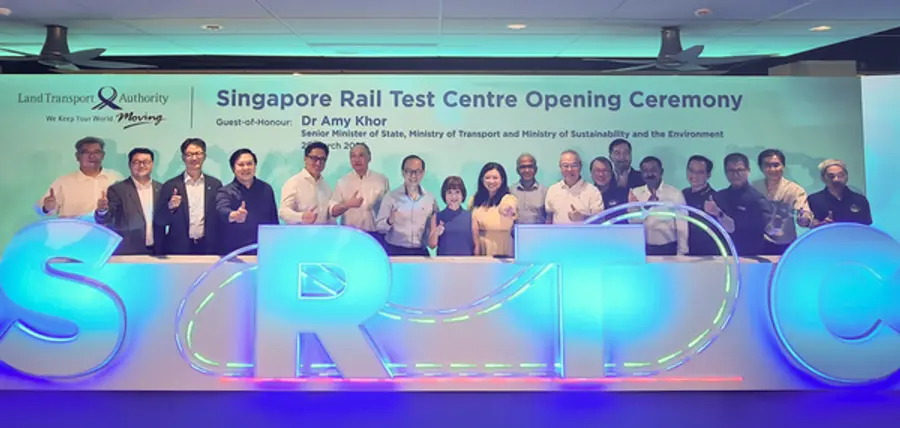 GS건설 조성한 인프라사업본부장 (사진 왼쪽 세번째)와 에이미 코르(Dr. Amy Khor) 교통부 선임장관 (사진 왼쪽 여덟번째) 외 내빈들이 준공식 행사 후 기념사진 촬영을 하고 있다. (사진제공=GS건설)