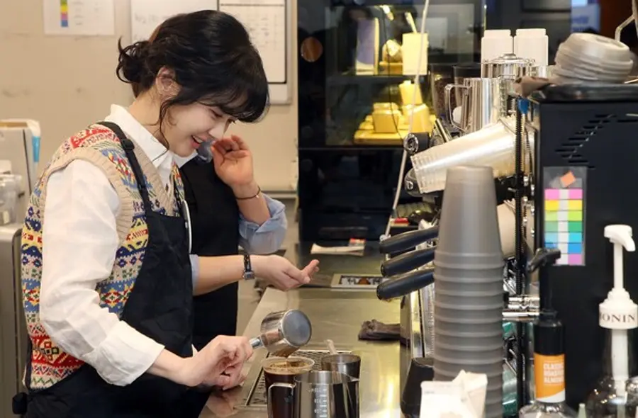 장나라가 지난 3월 31일 서울 중구 신한은행 본점 1층 카페스윗에서 아이스 아메리카노를 제조했다. [출처: 신한은행]