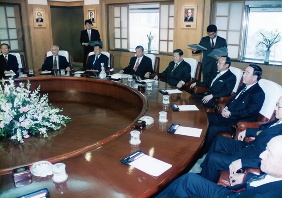 IMF 외환 위기 직후인 1998년 1월 전경련 회장단 회의에서 최종현 SK 선대회장(좌석 왼쪽 4번째)이 발표를 경청하고 있다. 그는 그해 8월 별세했다. 고 최종현 회장을 비롯해 고 이건희 삼성그룹 회장, 고 김우중 대우그룹 회장, 정몽구 현대차그룹 회장 등 재계 리더들이 1997년 11월 IMF 구제금융 신청 두 달 뒤, 최초의 야당 정권인 김대중 정부 출범 한 달 전 고뇌하는 모습이 생생하게 담겨 있다. 
