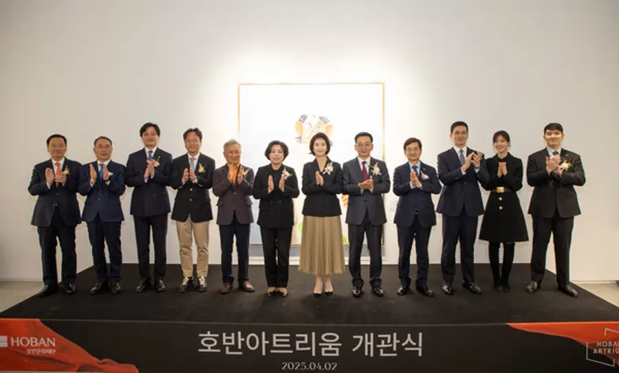 호반아트리움 개관식 후 참석자들이 단체 사진을 촬영하고 있다.(사진 왼쪽 여섯번째부터) 신계용 과천시장, 우현희 호반문화재단 이사장, 김상열 서울신문 회장, 김선규 호반그룹 회장, 김대헌 호반그룹 기획총괄사장, 김민형 호반그룹 커뮤니케이션실 상무, 김민성 호반그룹 기획관리실장 (사진=호반그룹)