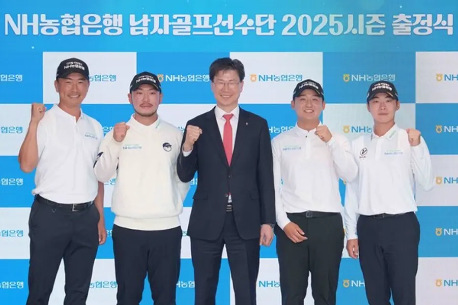 지난 2일 강태영 은행장(가운데)과 NH농협은행 남자 골프선수단이 2025 시즌 출정식을 가졌다. 왼쪽부터 문경준, 최준희, 김현욱, 김동민 선수이다. [출처: NH농협은행]