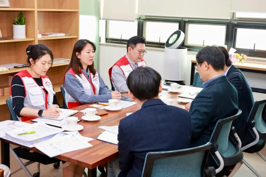 2일 희망브리지 신훈 사무총장과 경상북도 안전행정실 박성수 실장이 _희망하우스_ 지원 관련 논의를 하고 있다. (사진=희망브리지)