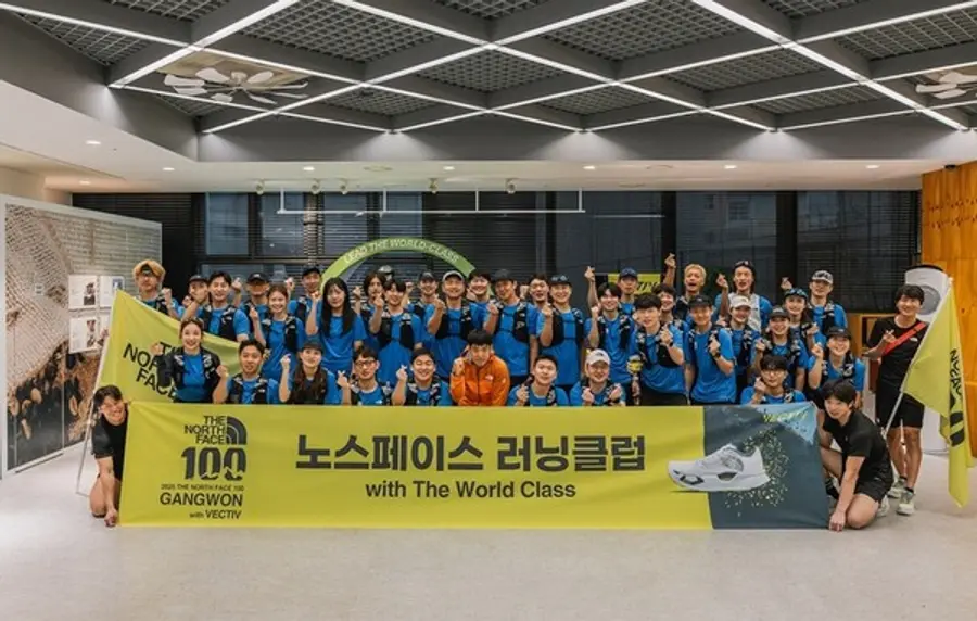 노스페이스가 지난 5일 개최한 ‘노스페이스 러닝클럽’ 행사에서 참가자들이 기념 촬영을 하고 있다. (사진=노스페이스)