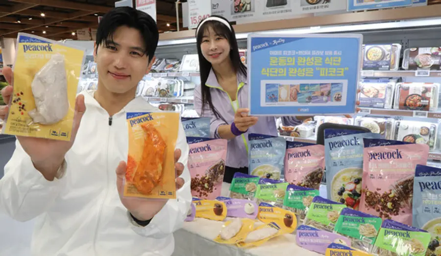 이마트 PB 브랜드 피코크가 헬스케어 트레이닝 앱 런데이와 콜라보 식품을 출시했다. 이마트 용산점에서 모델들이 이마트 피코크X런데이 콜라보 신상품을 소개하고 있다. (사진=이마트)