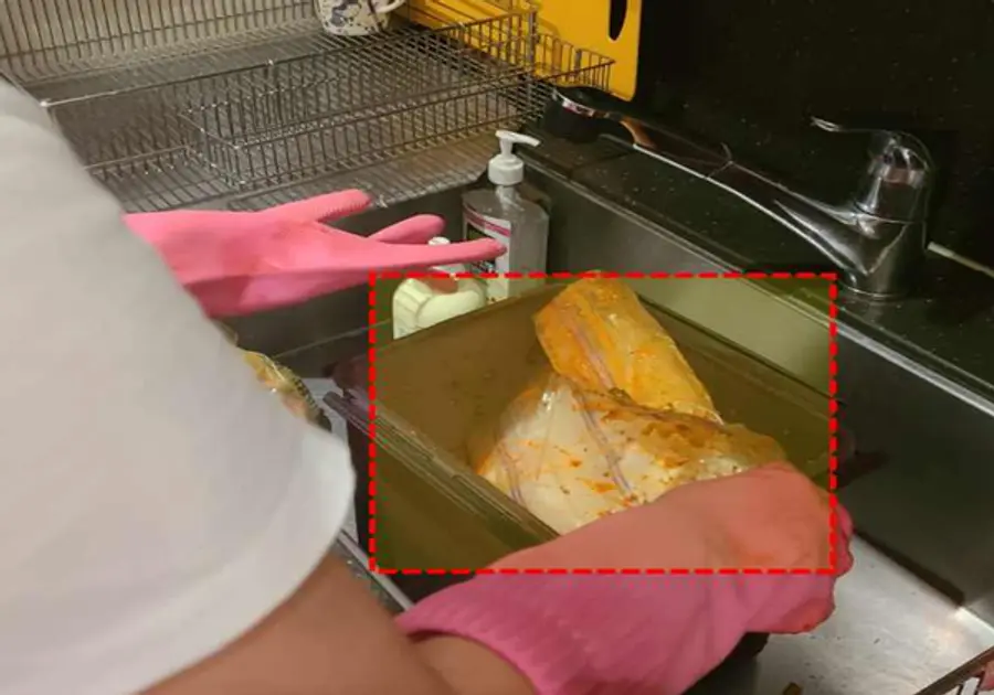 BNK경남은행 투자금융부장 이 모 씨의 자택 김치통 안에서 비닐백으로 감싼 돈 다발(빨간 점선)이 나왔다. [출처: 서울중앙지검]