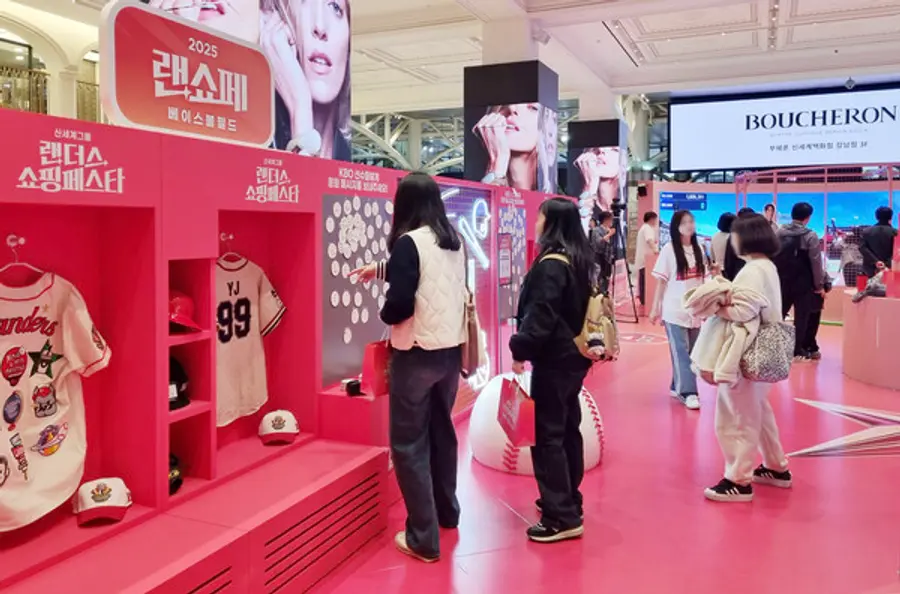 신세계백화점 강남점에서 열린 야구 팝업 '랜쇼페 베이스볼 필드'를 구경하는 고객 (사진=이마트)