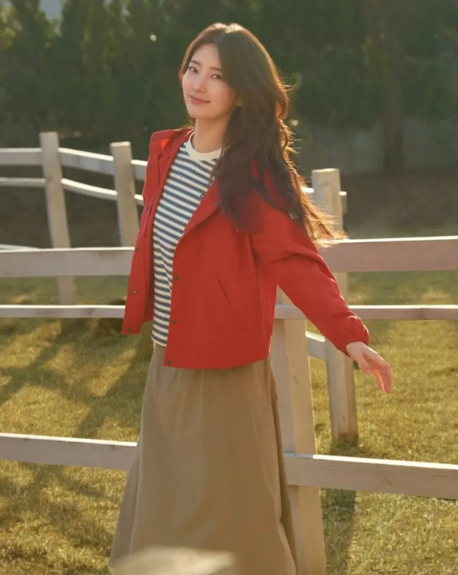 배우 수지의 '포레스트 스커트W' 착용 이미지 (사진=K2)