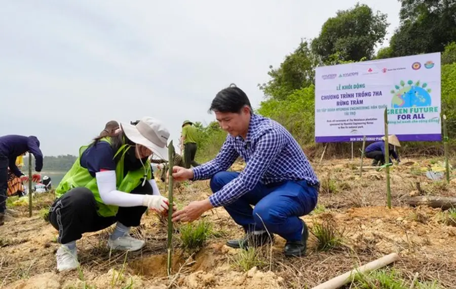 베트남 벤엔 국립공원에서 현대엔지니어링 임직원과 타인호아성 주민이 함께 나무를 심고 있다. (사진=현대엔지니어링)