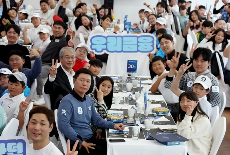 임종룡 우리금융그룹 회장이 지난 22일 경기도 파주 서원밸리 컨트리클럽에서 열린 우리금융 드림라운드에서 프로선수와 라운딩을 마친 골프 꿈나무들과 함께 식사하며 대화를 나눴다. [출처: 우리금융그룹]
