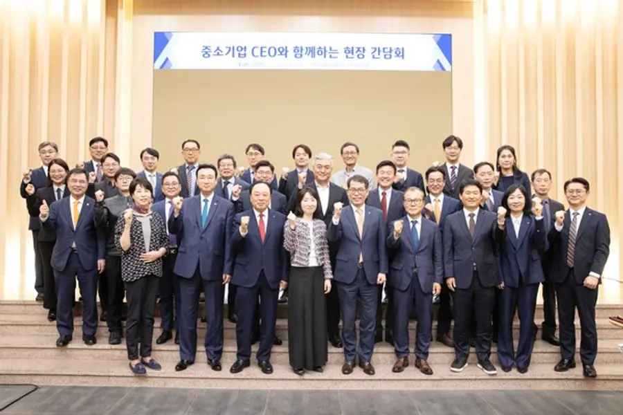 김성태 IBK기업은행장(앞줄 왼쪽에서 다섯 번째)이 23일 안양과천상공회의소에서 열린 중소기업 현장 간담회에서 중소기업 대표들과 기념촬영을 했다. [출처: IBK기업은행]