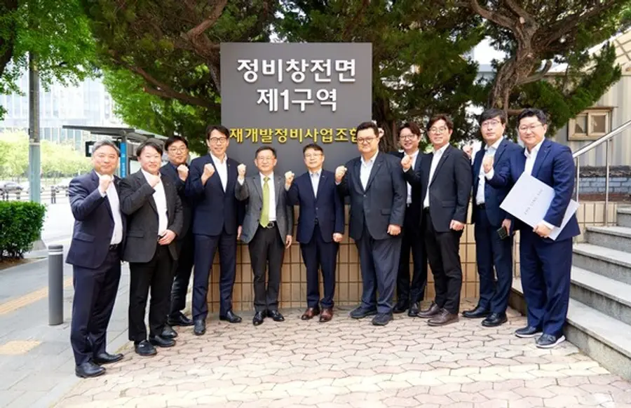 정경구 HDC현대산업개발 대표이사가 24일 용산정비창 전면1구역 재개발 사업지 현장을 직접 방문했다. 이날 현장에는 정경구 대표이사를 비롯해 HDC현대산업개발 임원진이 함께했다. (사진=HDC현대산업개발)