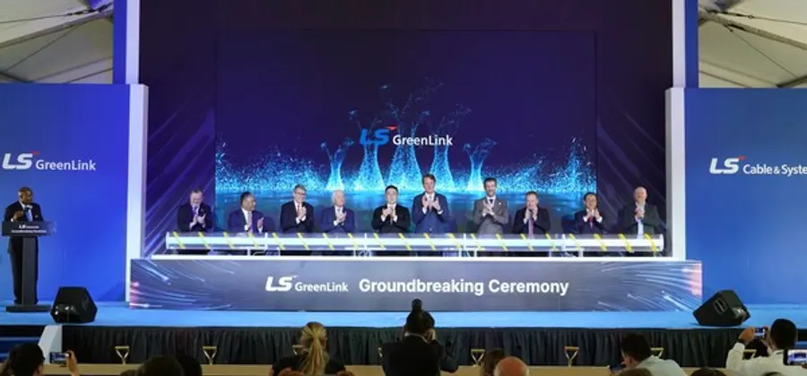 28일(현지시간) 버지니아주 체사피크(Chesapeake)시LS그린링크 착공식에서 글렌 영킨(Glenn Youngkin) 버지니아 주지사, 구본규 LS전선 대표, 릭 웨스트(Rick West) 체사피크 시장(오른쪽 5번째부터) 등 참석자들이 기념촬영을 하고 있다. (사진=LS전선)