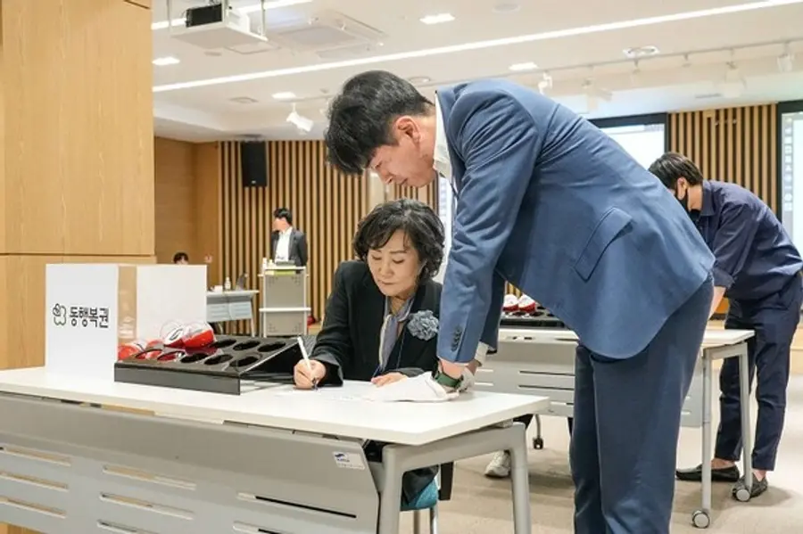 29일 2025 온라인(로또)복권 신규판매인 모집 추첨행사에 참석한 참관인들이 추첨에 참여하고 있다.
