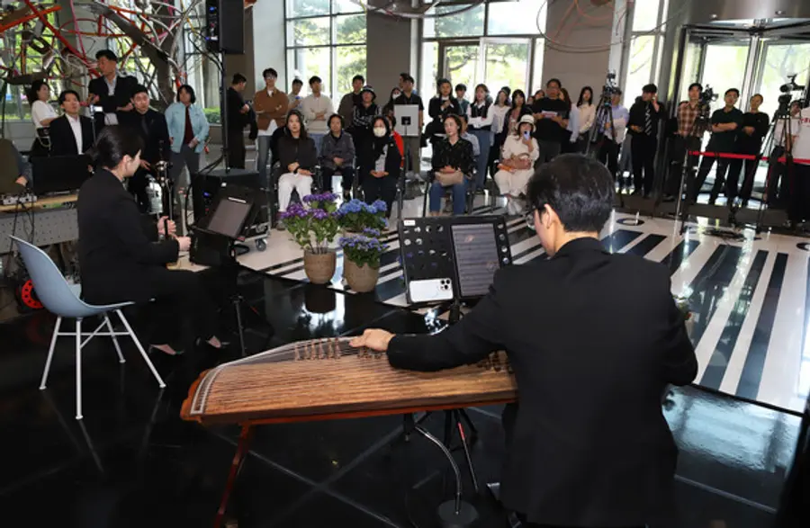 일주학술문화재단 국내 학사 장학생 8명으로 구성된 일주 오케스트라가 태광 봄 음악회 대미를 장식했다. (사진=태광그룹) 
