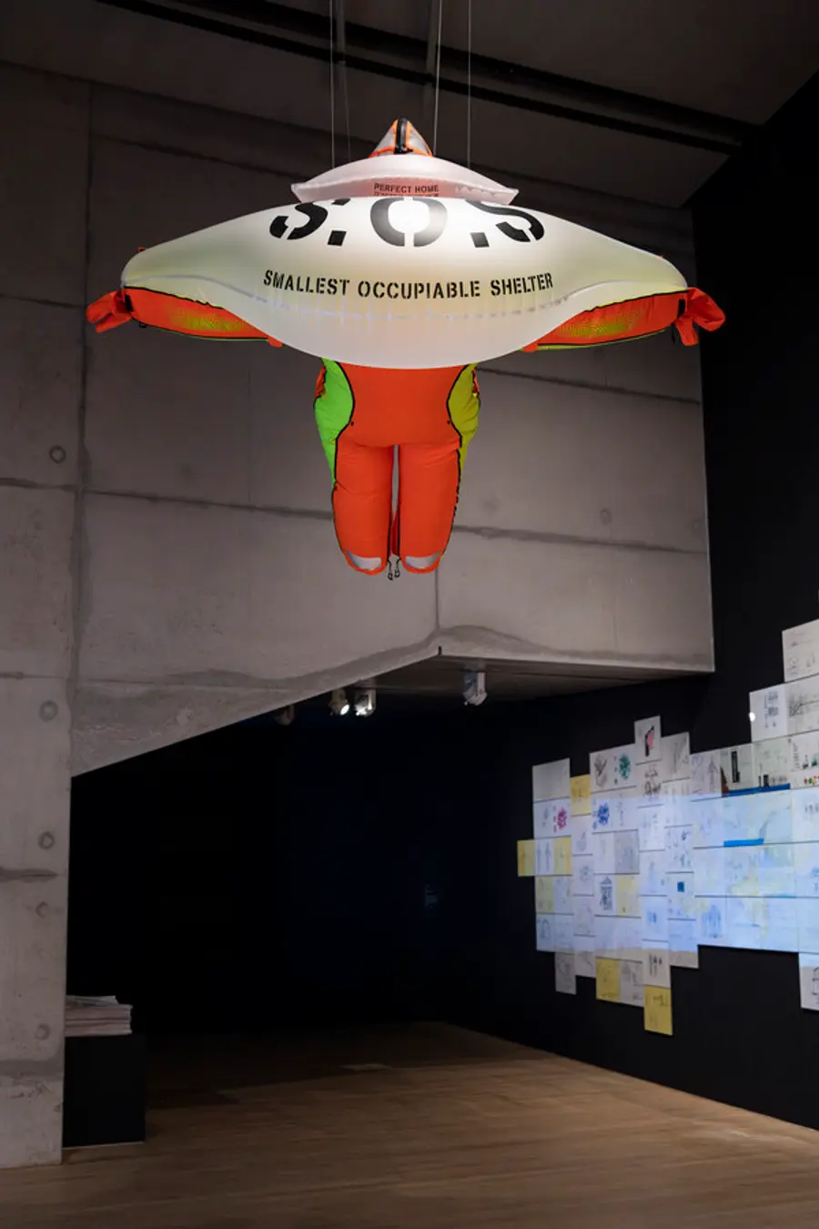 제네시스 익스비션 서도호 워크 더 하우스 전시의 SOS 수트 전시 모습 (사진=코오롱스포츠)