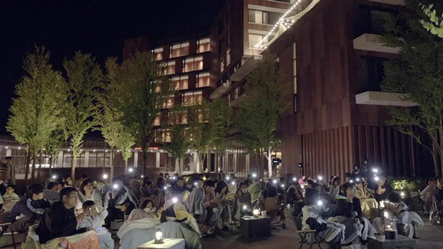 한화손해보험 영업가족과 그 가족들이 '라이프캠퍼스' 연수원 개원 5주년과 가정의 달을 기념해 5월 3일부터 4일까지 1박2일간 개최한 영업가족 초청행사 '한화손해보험 패밀리데이'에 참여해 공연 프로그램을 관람하고 있다. (사진=한화손해보험)