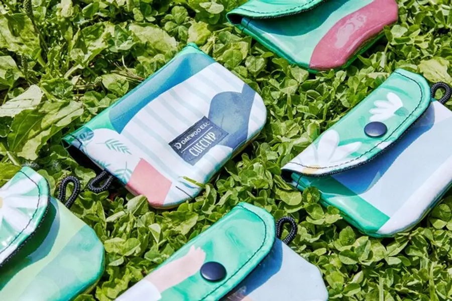 가든 음악회 현수막을 업사이클링한 카드 포켓 (사진=대우건설)