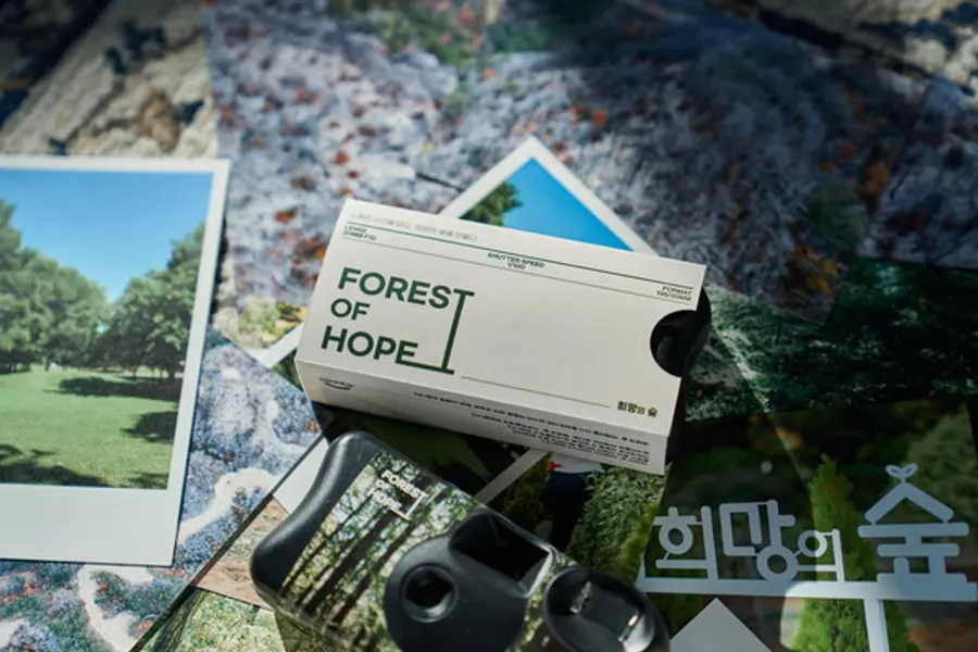 희망브리지 산림 복원 캠페인 ‘희망의 숲’ 시즌2의 굿즈로 제작된 ‘업사이클 필름 카메라’ (사진=희망브리지)